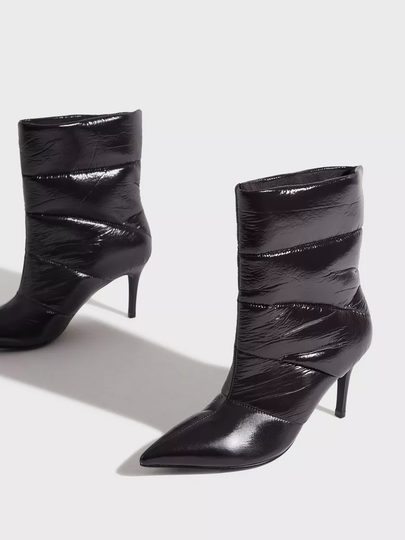NLY Shoes - Stövletter - Svart - Puffed Heel Boot - Boots & Kängor