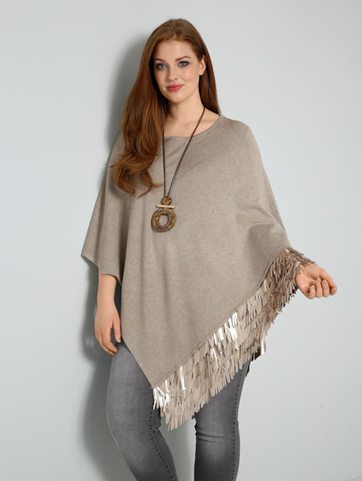 Poncho med fransar i kanten Sara Lindholm Sand