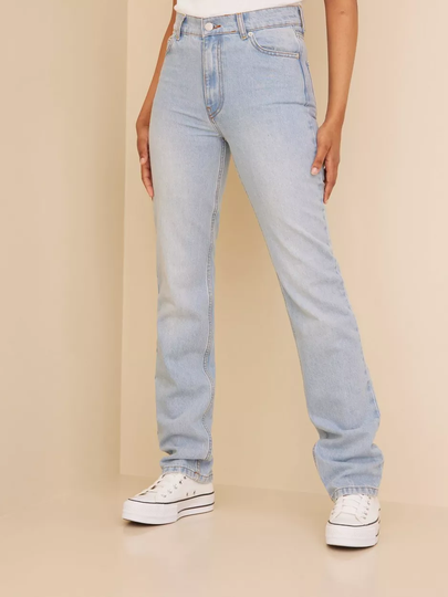 NLY Trend - Straight jeans - Ljus Blå - Cheeky Fit Long Leg Jeans - Jeans